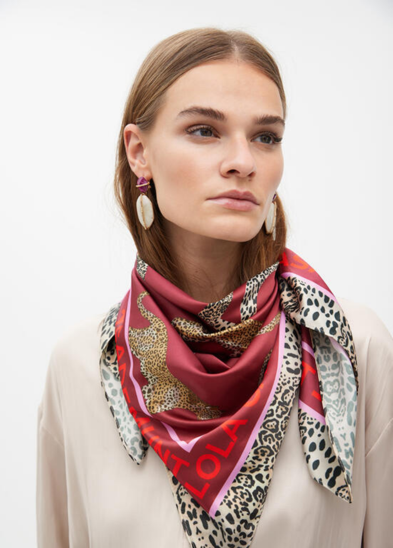 LENÇO ACETINADO VERMELHO COM LEOPARDOS - LOLA CASADEMUNT