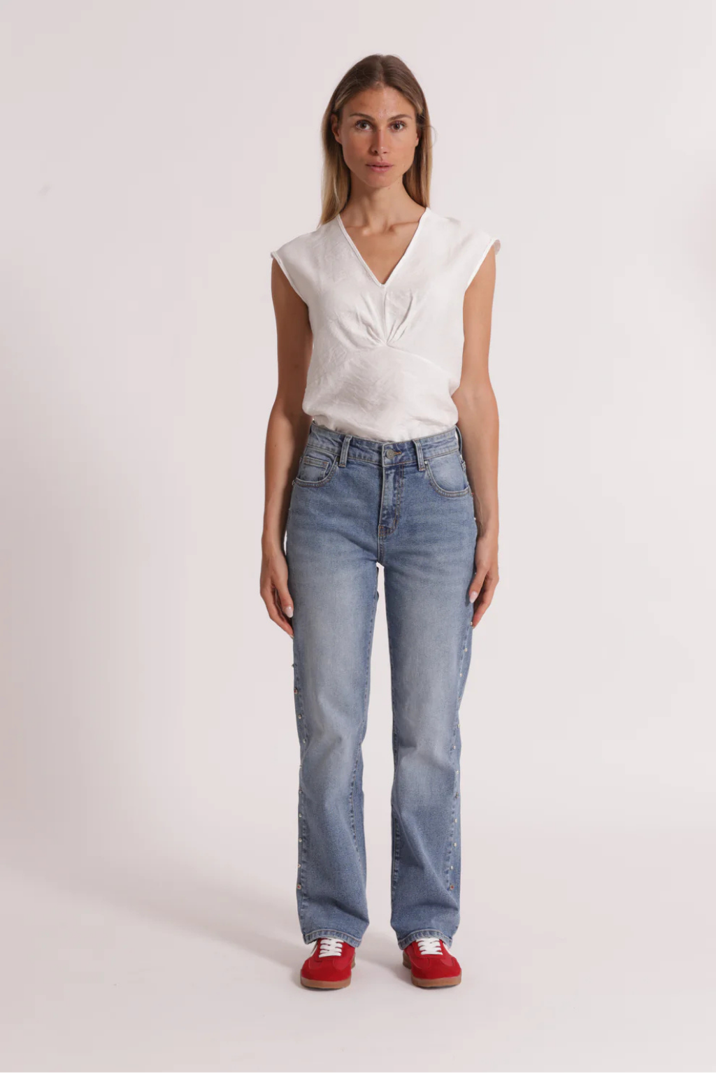 JEANS DE GANGA COM TACHAS LATERAIS - MIMI MUA