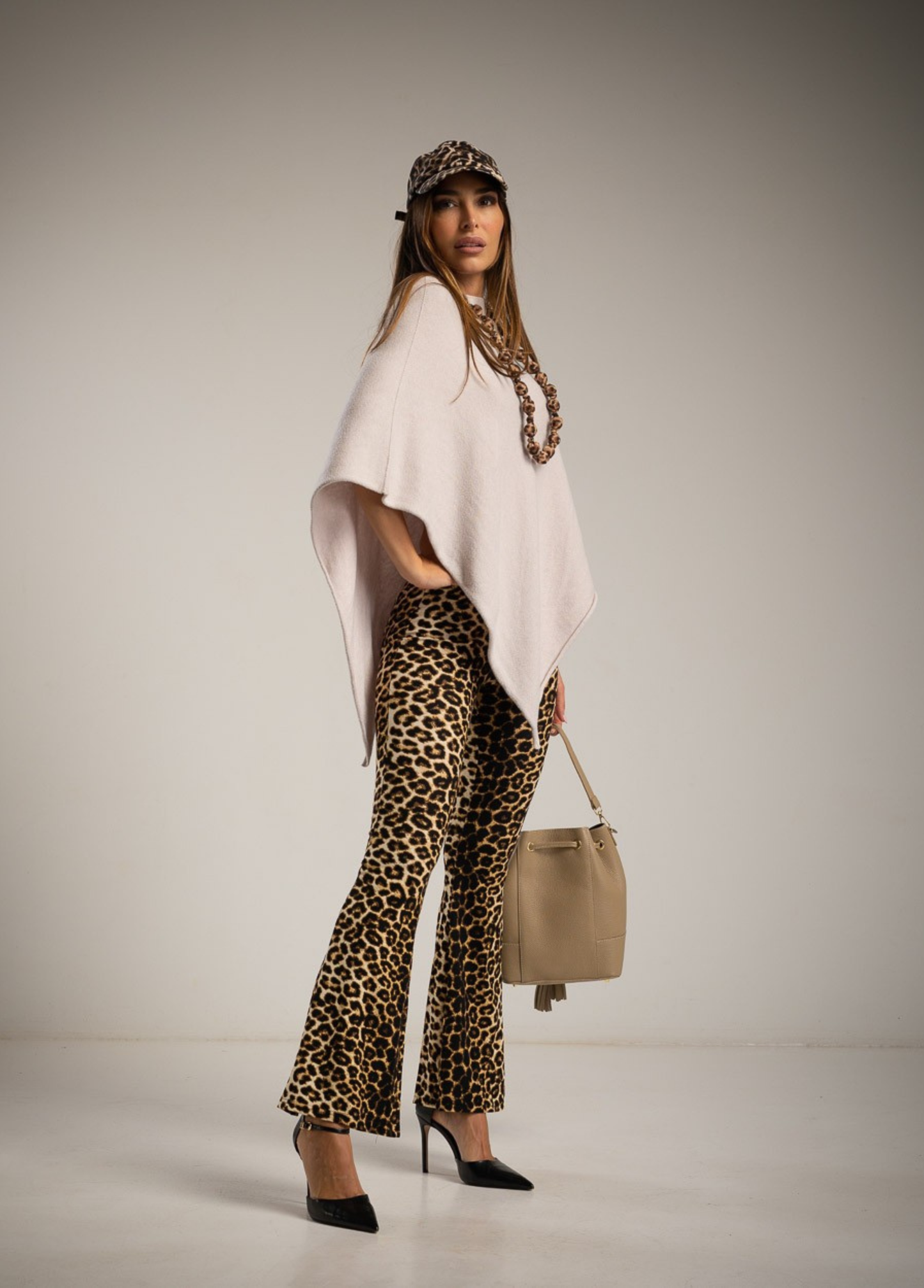 PONCHO DE MALHA ASSIMÉTRICO - ALBANOS