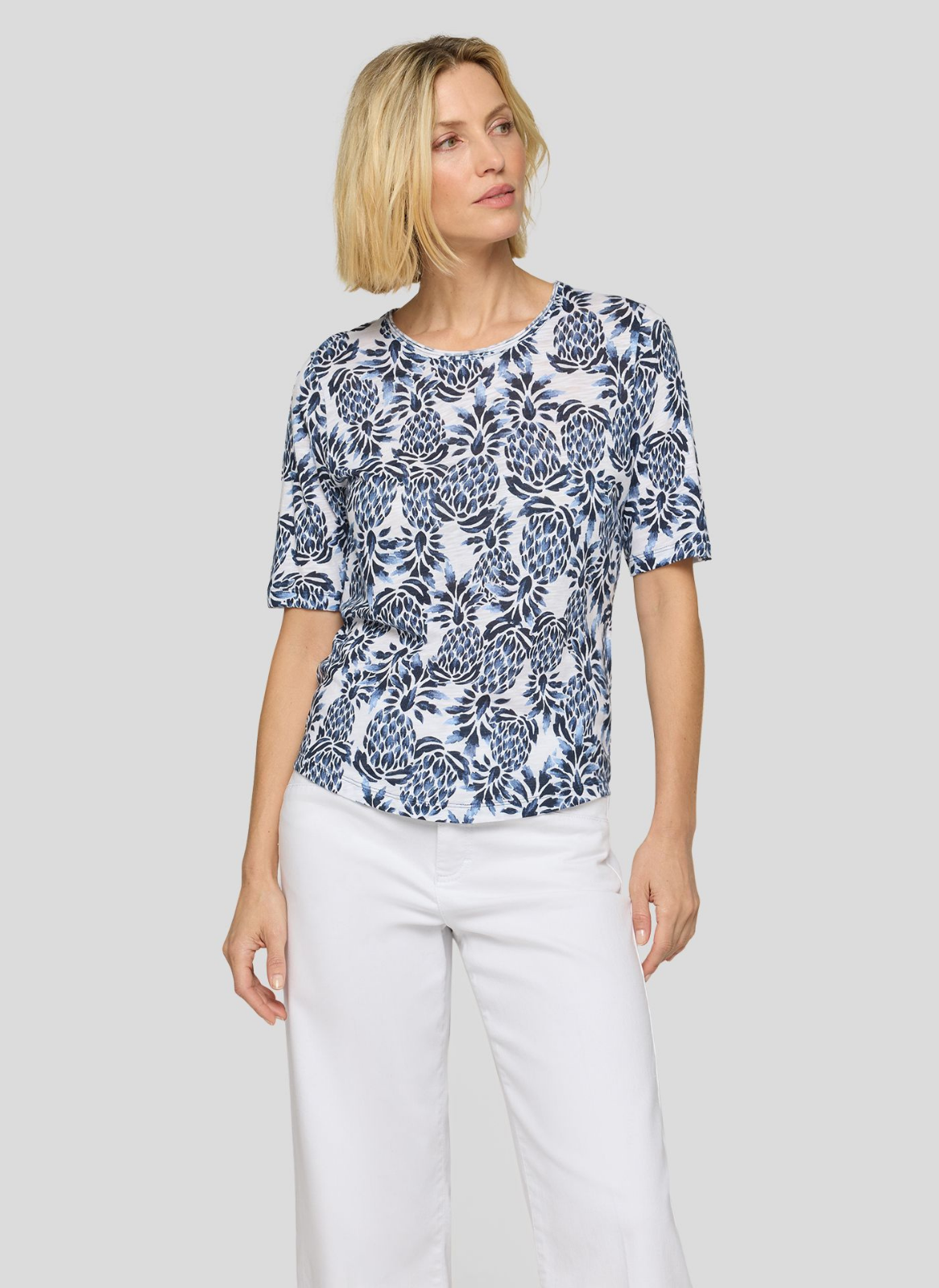 T-SHIRT DE PADRÃO FLORAL BRANCO E MARINHO - RABE