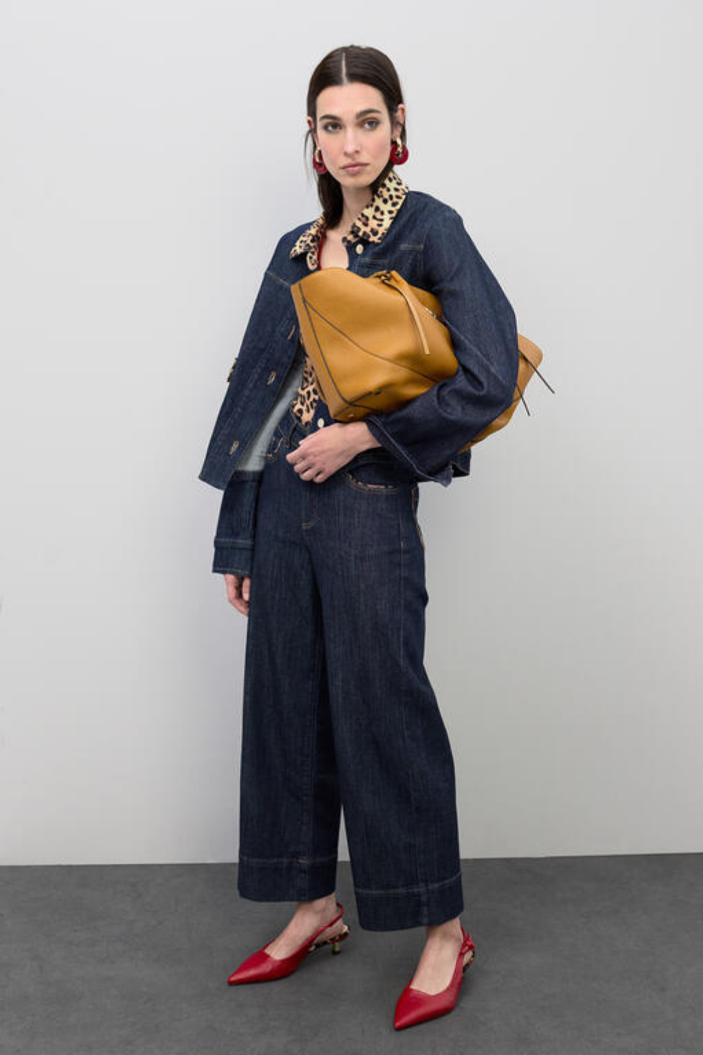 BLUSÃO CURTO GANGA COM DE TALHES EM ANIMAL PRINT - LOLA CASADEMUNT