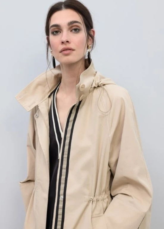 GABARDINE BEGE COM DETALHES CONTRASTANTES EM PRETO - LOLA CASADEMUNT