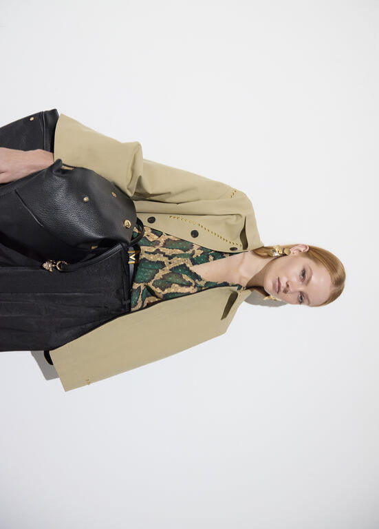 TRENCH CURTA BEGE COM COSTAS PRETAS E STRASS MAITE - LOLA CASADEMUNT