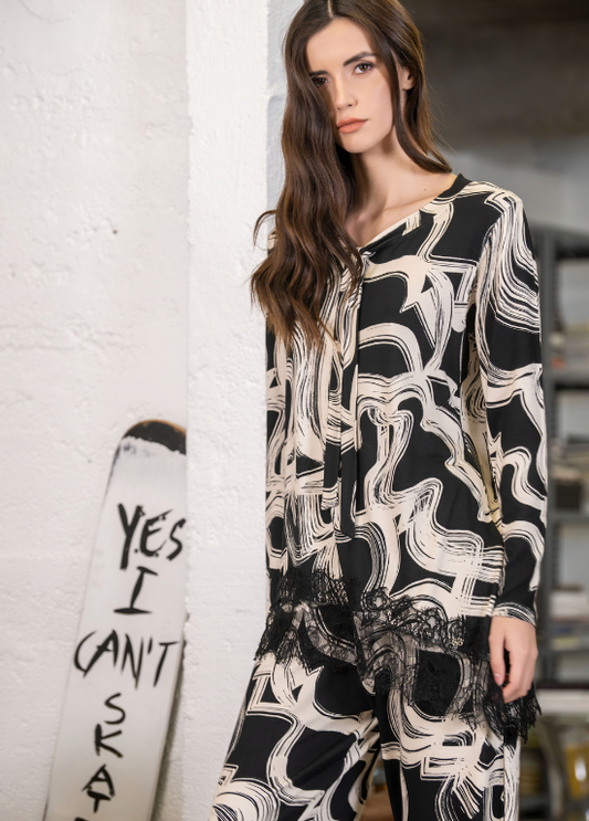 BLUSA DE MALHA ESTAMPADA, COM LAÇADA E RENDA NO CÔS - SCUSI