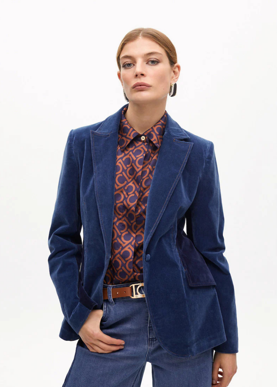 BLAZER EM VELUDO AZUL, DENIM E CONTRASTES CAMEL - LOLA CASADEMUNT