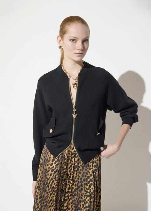 BOMBER EM TRICÔ PRETO COM ZÍPER DE LEOPARDO E BOTÕES METÁLICOS - LOLA CASADEMUNT