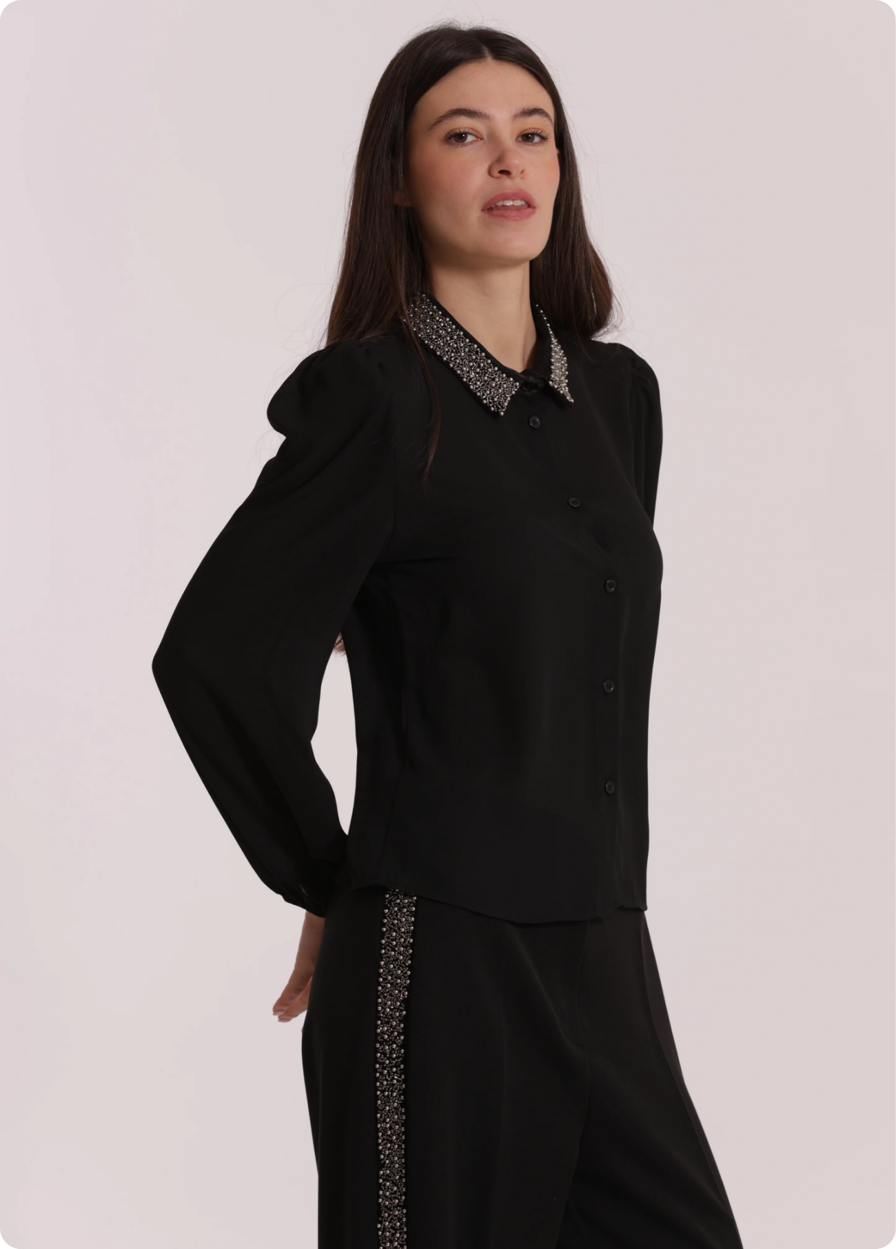 CAMISA COM DETALHE EM PEDRARIA - MIMI MUA