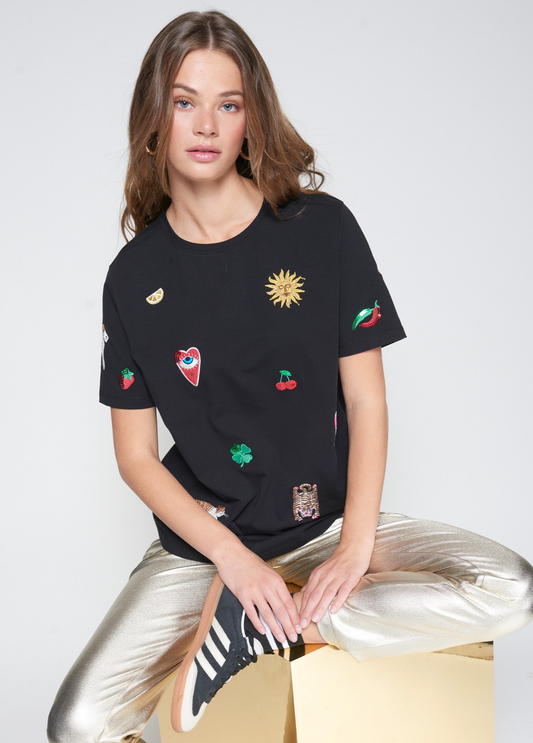 T-SHIRT PRETA COM PATCHES BORDADOS - VILAGALLO