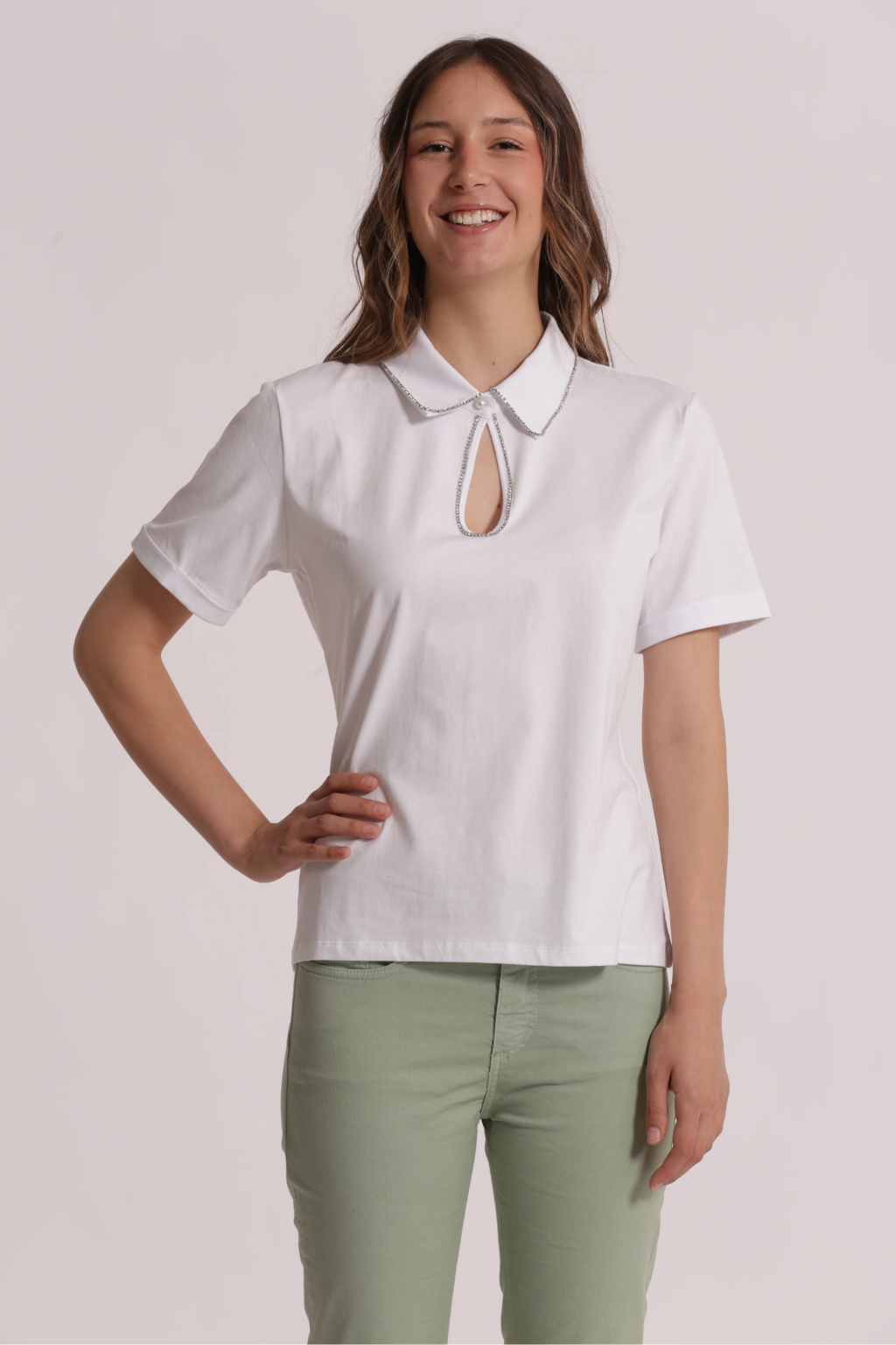 T-SHIRT TIPO POLO COM ACABAMENTO EM STRASS - MIMI MUA