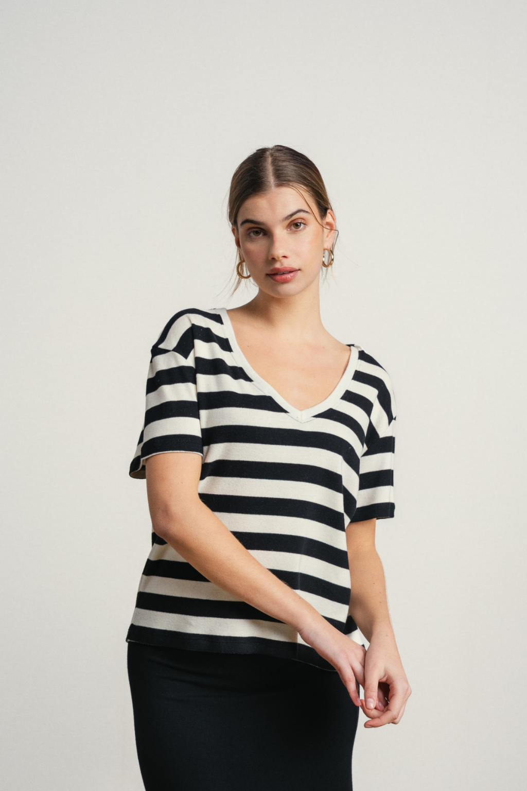 T-SHIRT OVERSIZE DE MALHA ÀS RISCAS E DECOTE V - SMF