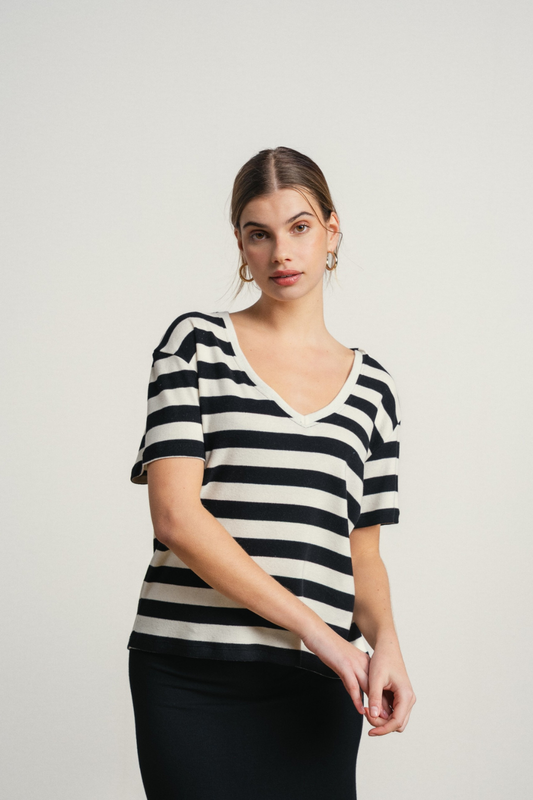 T-SHIRT OVERSIZE DE MALHA ÀS RISCAS E DECOTE V - SMF