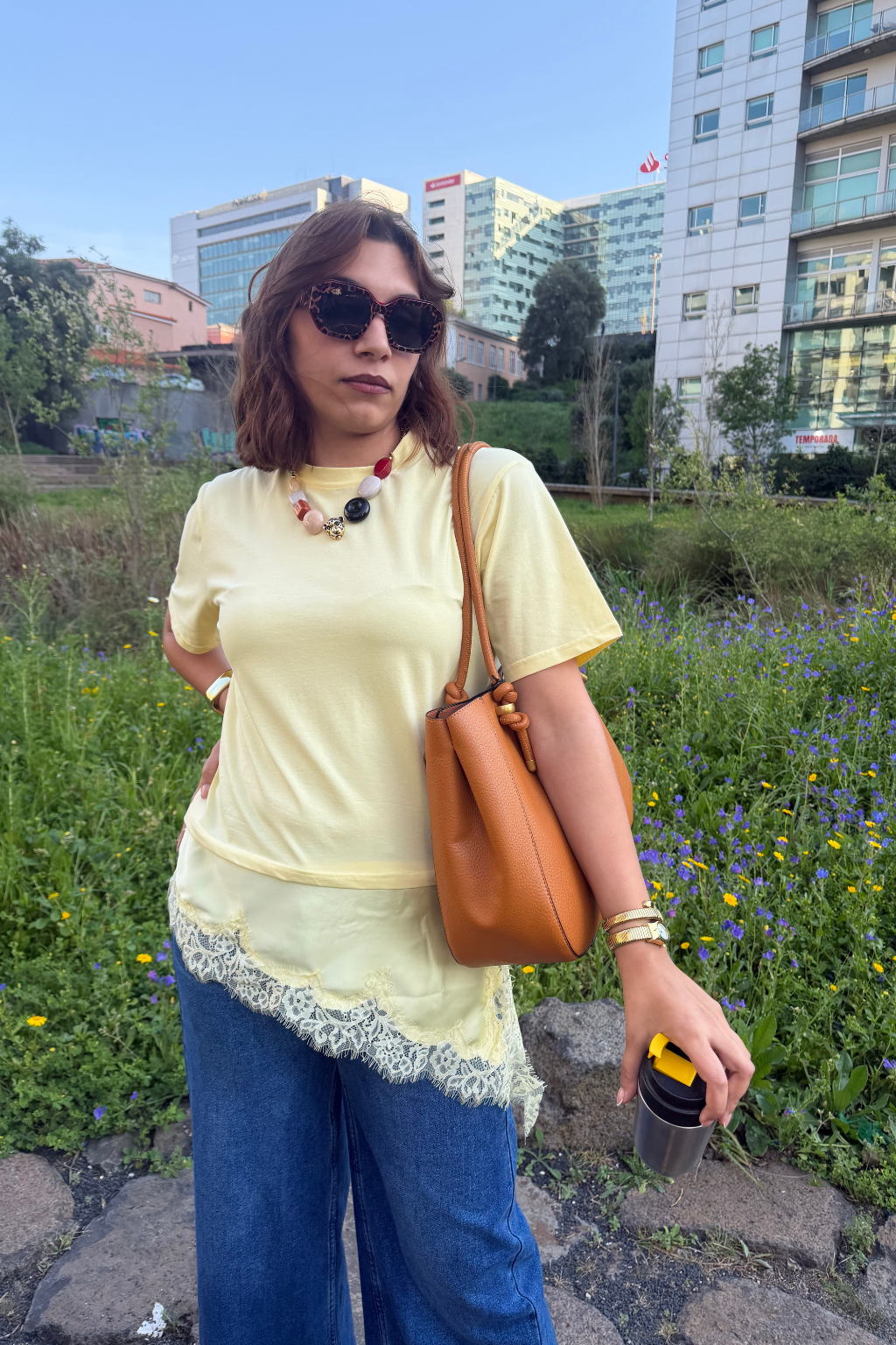 T-SHIRT COM PORMENOR TECIDO ACETINADA E RENDA - ALIBY