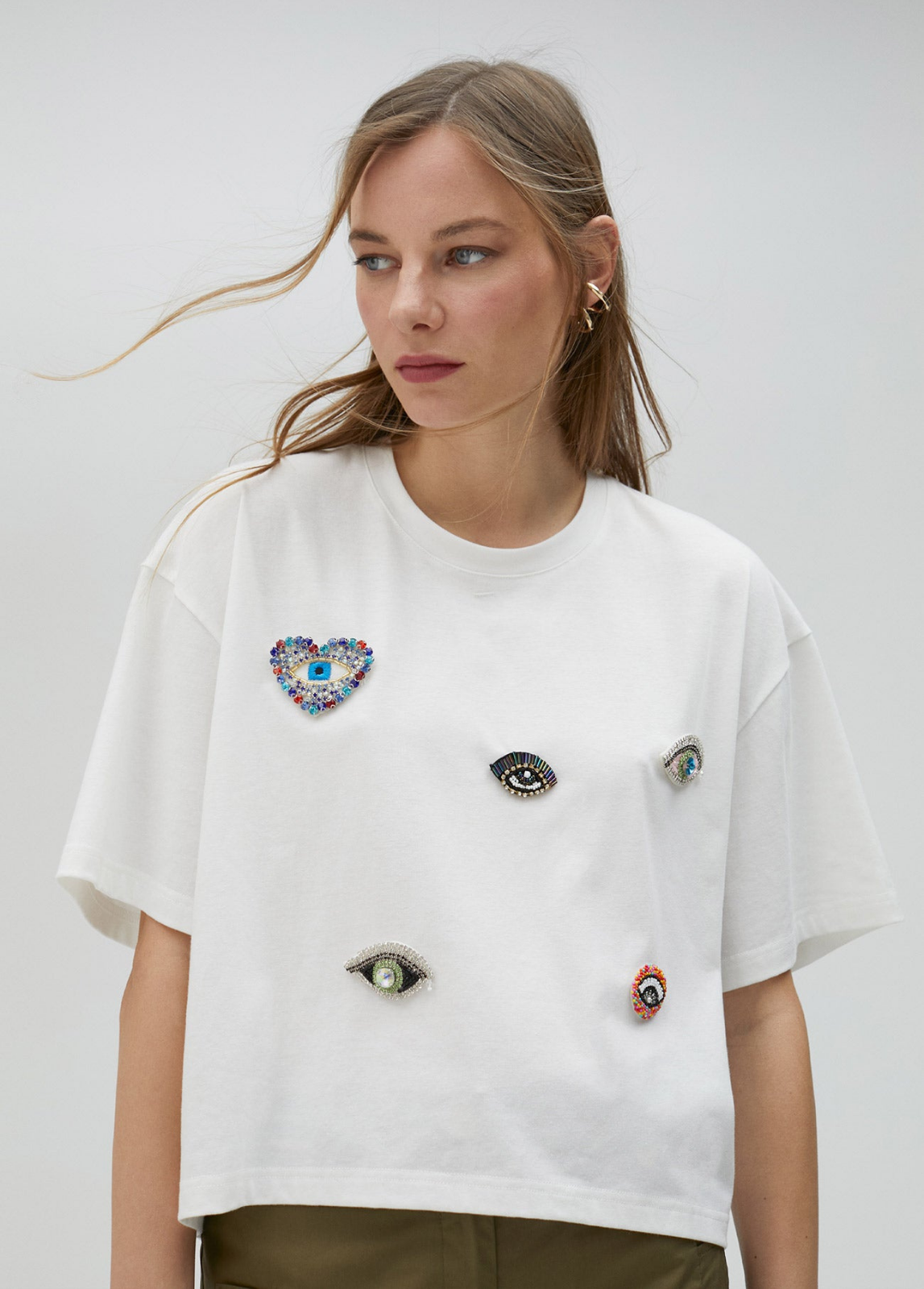 T-SHIRT BRANCA COM APLICAÇÕES DE STRASS MULTICOLOR - LOLA CASADEMUNT