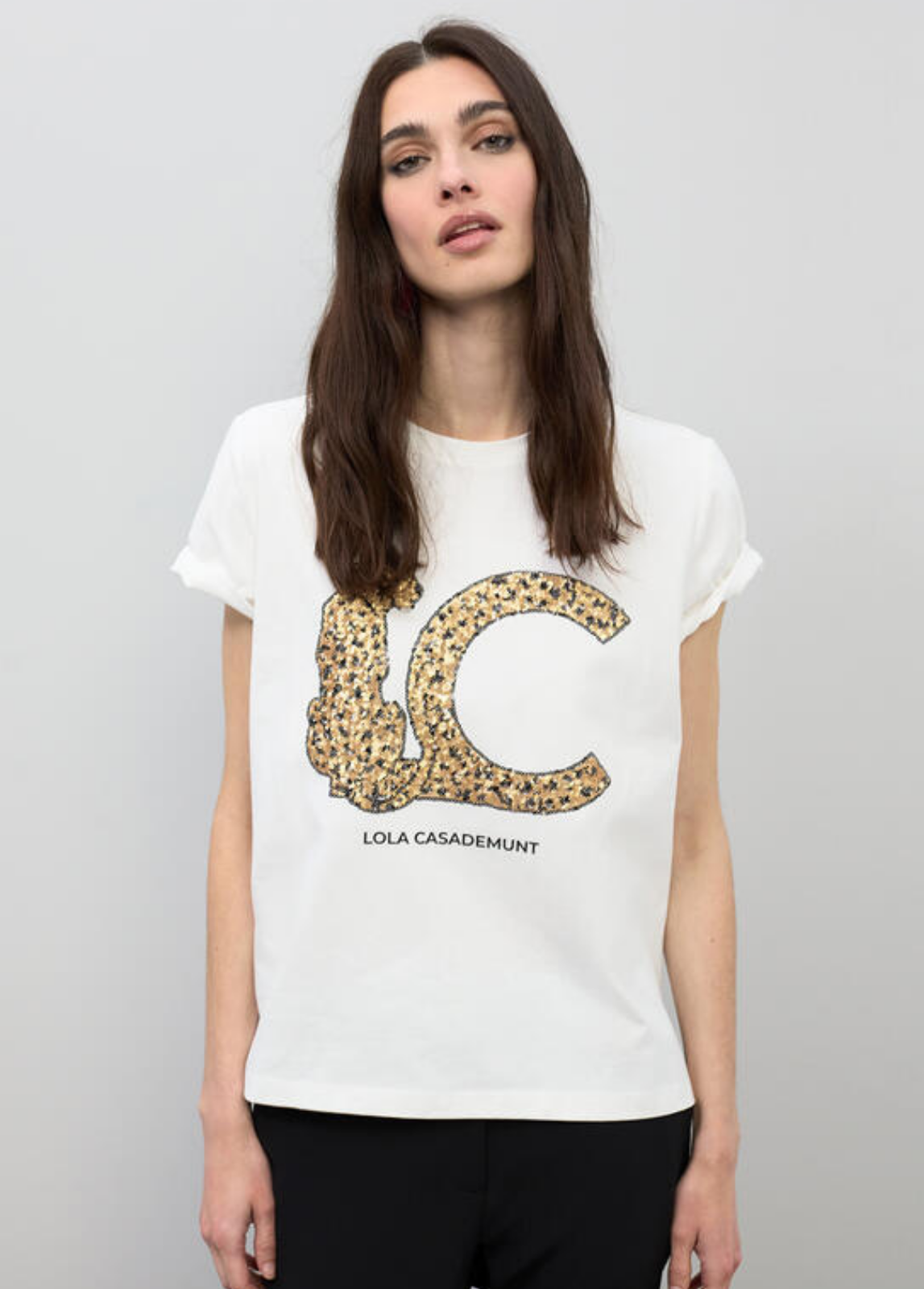 T-SHIRT COM LC EM LANTEJOULAS DOURADAS - LOLA CASADEMUNT