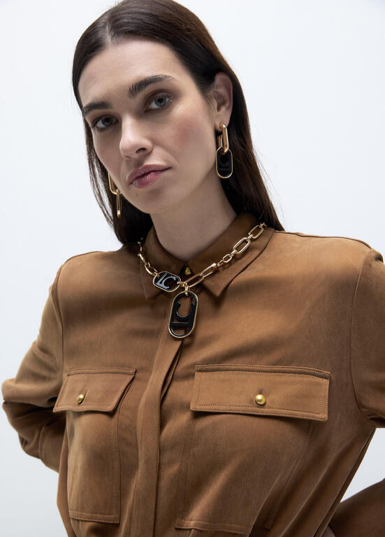 COLAR TIPO CORRENTE DOURADA COM CONTRASTES A PRETO E MONOGRAMA LC - LOLA CASADEMUNT