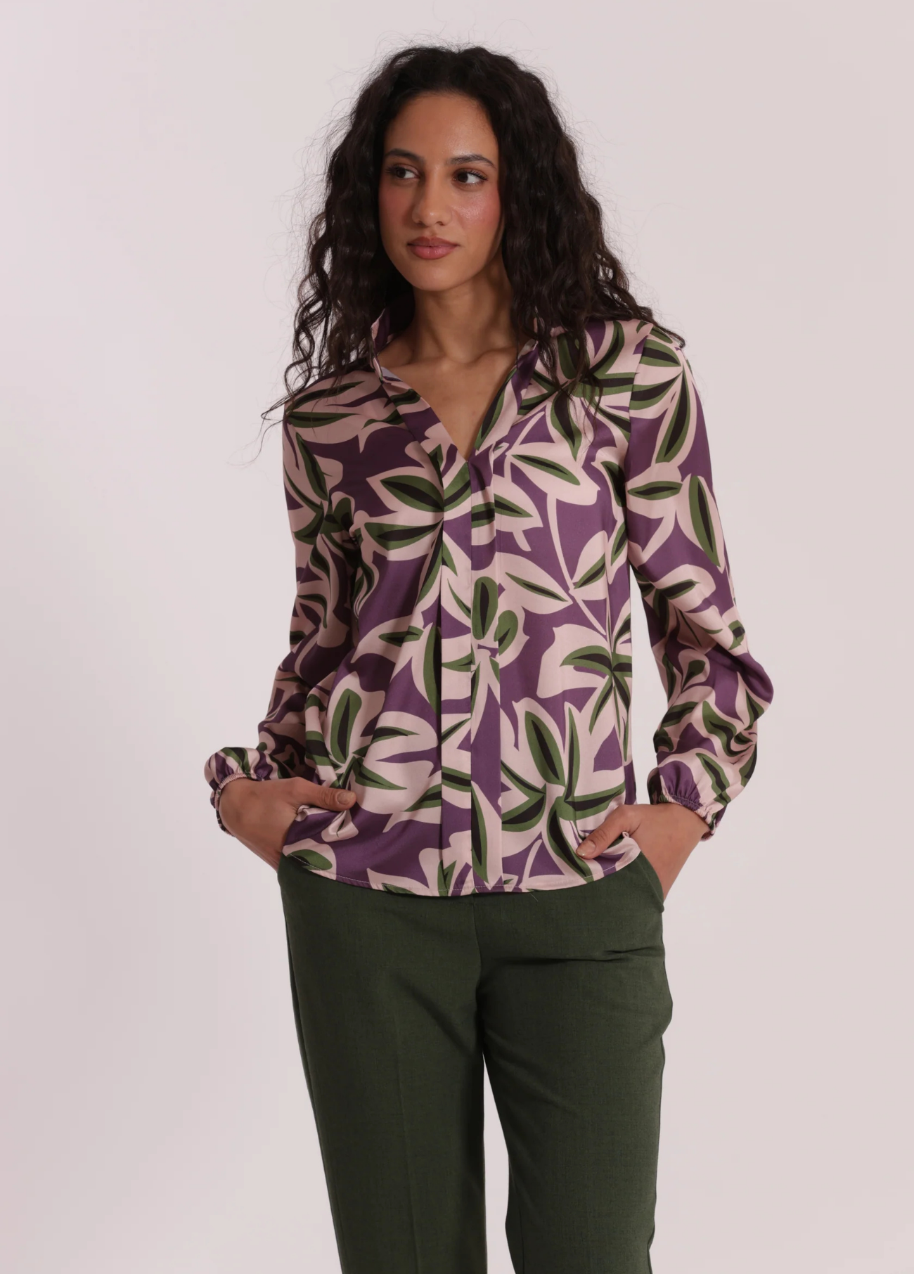 BLUSA DECOTE V COM PADRÃO BOTÂNICO - MIMI MUA