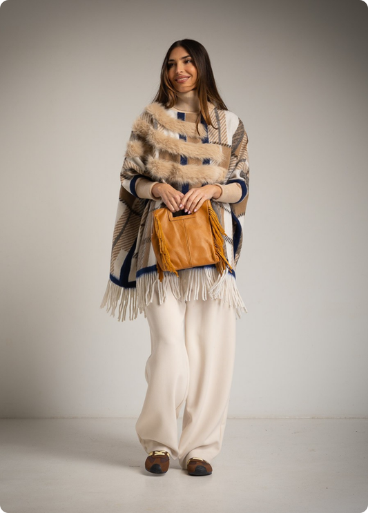 CAPA TIPO PONCHO EM MALHA COM PÊLO E FRANJAS - ALIBY