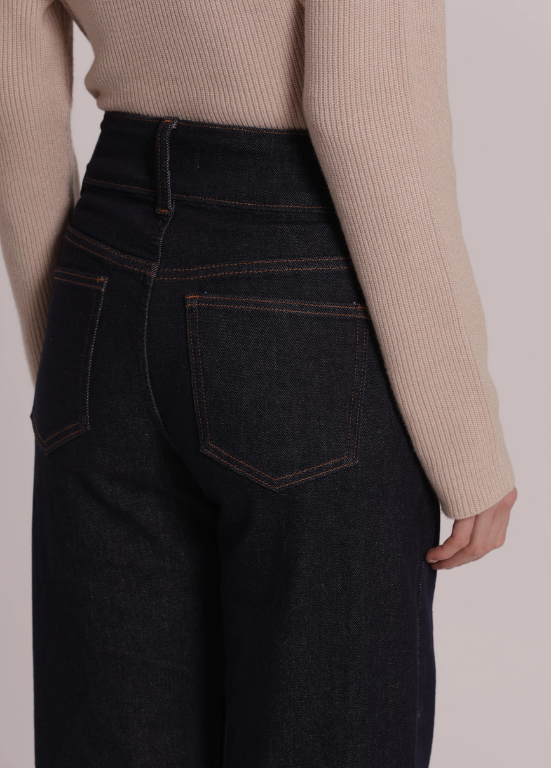 JEANS DE GANGA ESCURA COM BAINHA EM ANIMAL PRINT - MIMI MUA