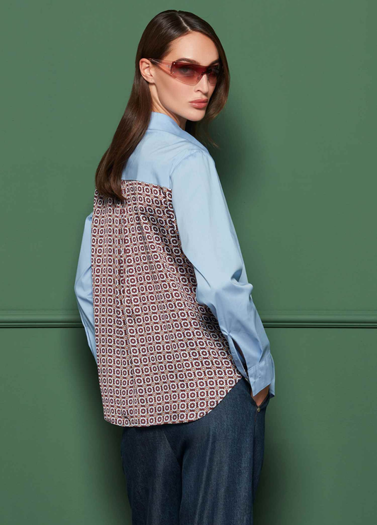 CAMISA AZUL COM ESTAMPADO NAS COSTAS E GRAVATA - OPERÀ