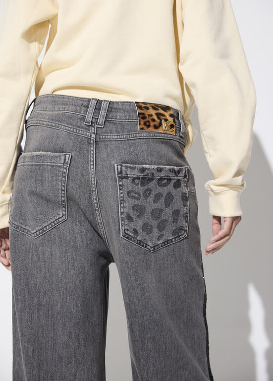 JEANS CINZA COM ASSIMETRIA E EFEITO ANIMAL PRINT LC - LOLA CASADEMUNT