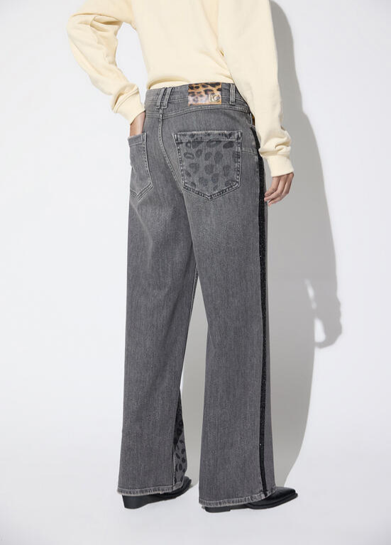 JEANS CINZA COM ASSIMETRIA E EFEITO ANIMAL PRINT LC - LOLA CASADEMUNT