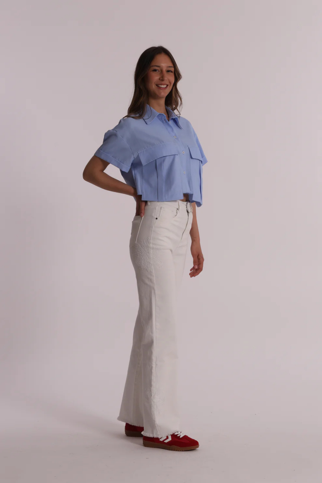 JEANS COM BORDADOS FLORAIS - MIMI MUA