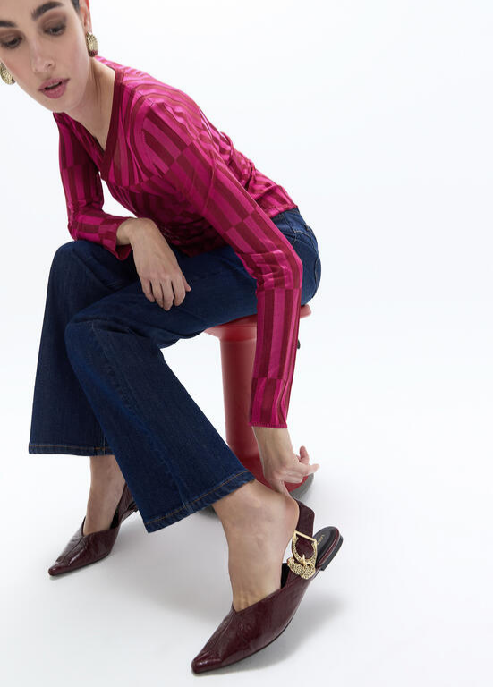 SAPATO RASO EM ECOPELE BORDEAUX TEXTURADA E FIVELA LC LEOPARDO - LOLA CASADEMUNT