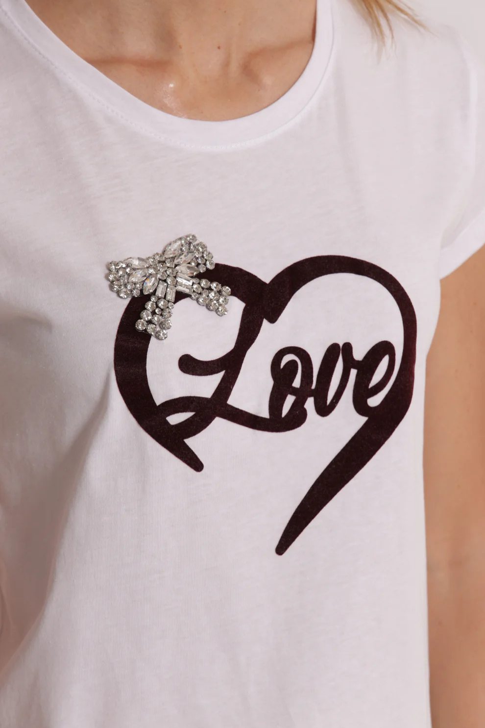 T-SHIRT DE ALGODÃO LOVE COM ESTAMPADO DE VELUDO E LAÇO DE STRASS - MIMI MUA