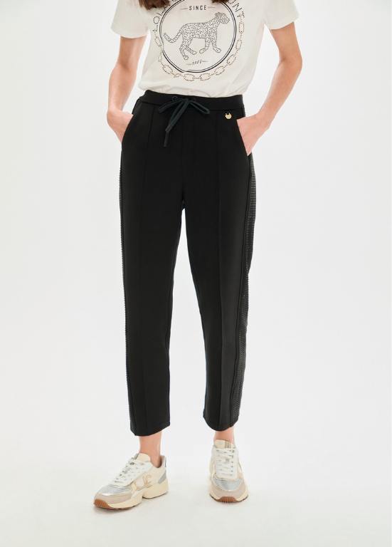 CALÇAS TIPO TRAINING ELEGANTE EM TECIDO SCUBA COM STRASS LATERAL - LOLA CASADEMUNT