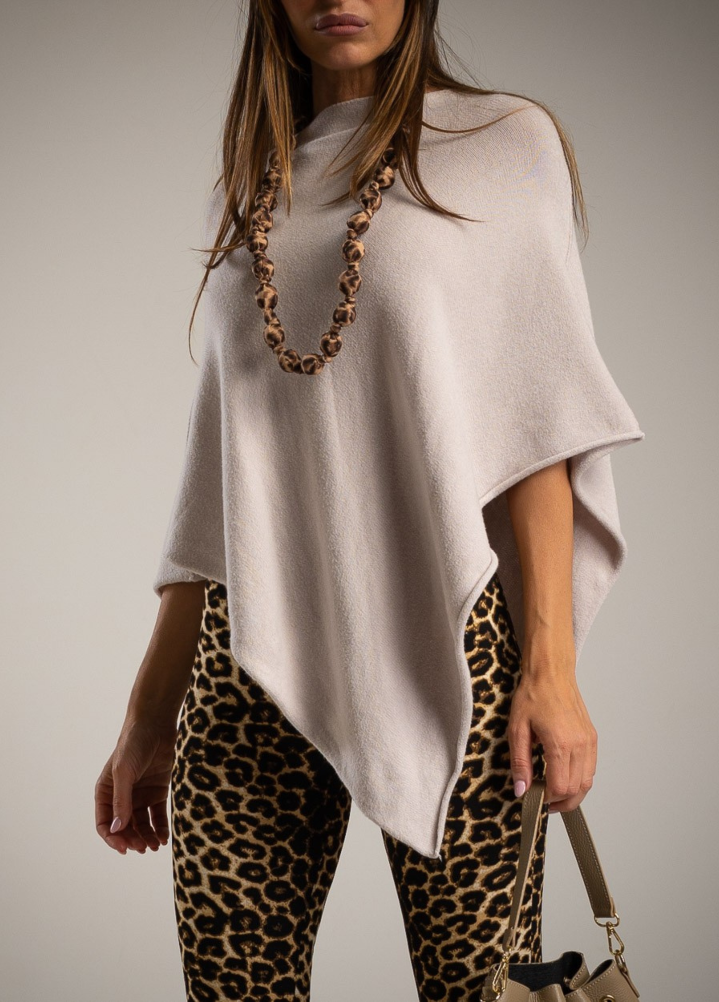 PONCHO DE MALHA ASSIMÉTRICO - ALBANOS