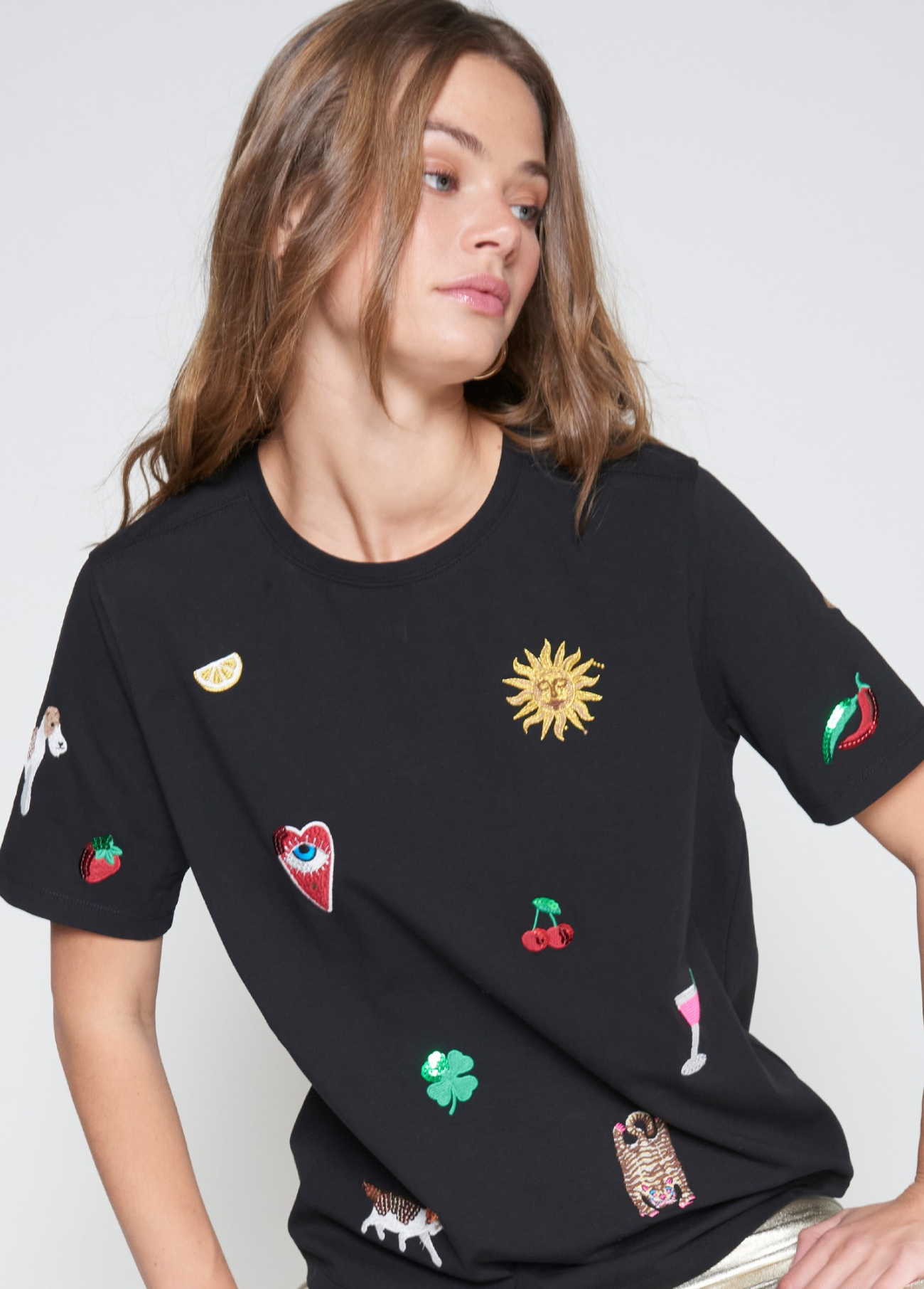 T-SHIRT PRETA COM PATCHES BORDADOS - VILAGALLO