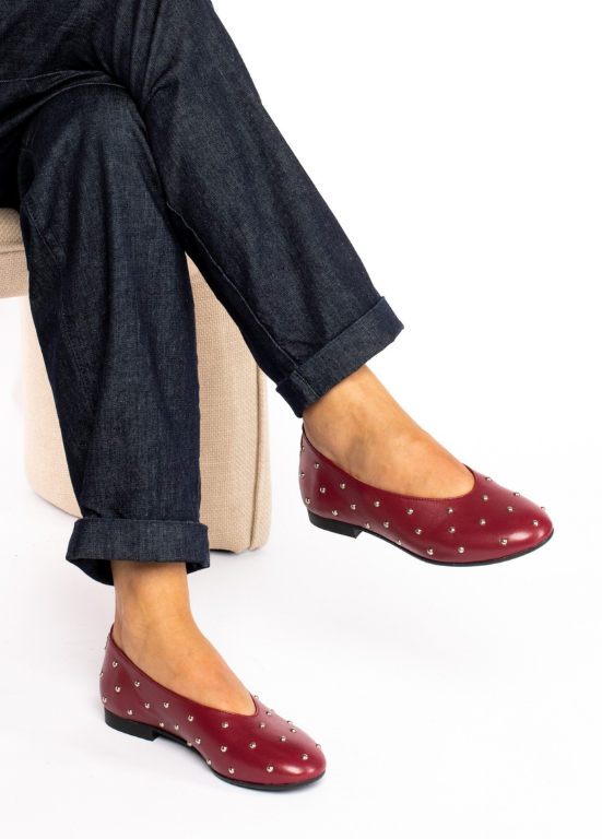 SAPATOS RASOS COM TACHAS METÁLICAS - TAPADAS