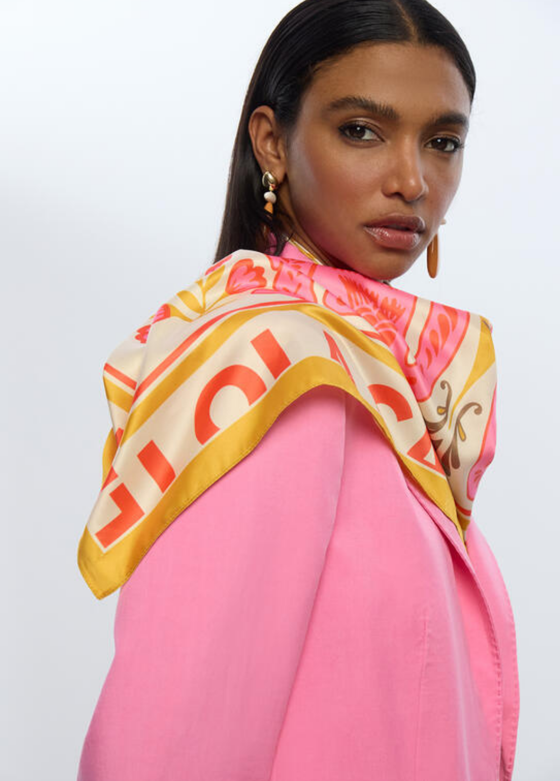 LENÇO EM CETIM COM ESTAMPADO FLORAL E ANIMAL 70* - LOLA CASADEMUNT