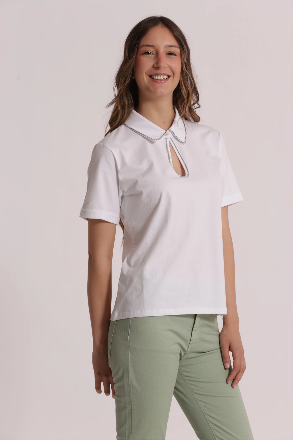 T-SHIRT TIPO POLO COM ACABAMENTO EM STRASS - MIMI MUA