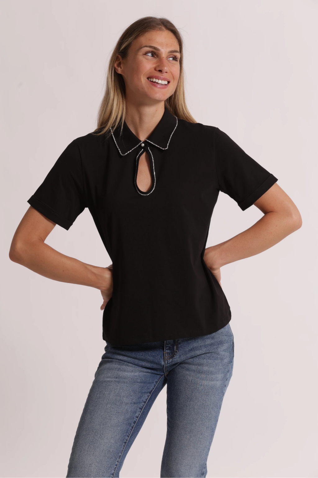 T-SHIRT TIPO POLO COM ACABAMENTO EM STRASS - MIMI MUA