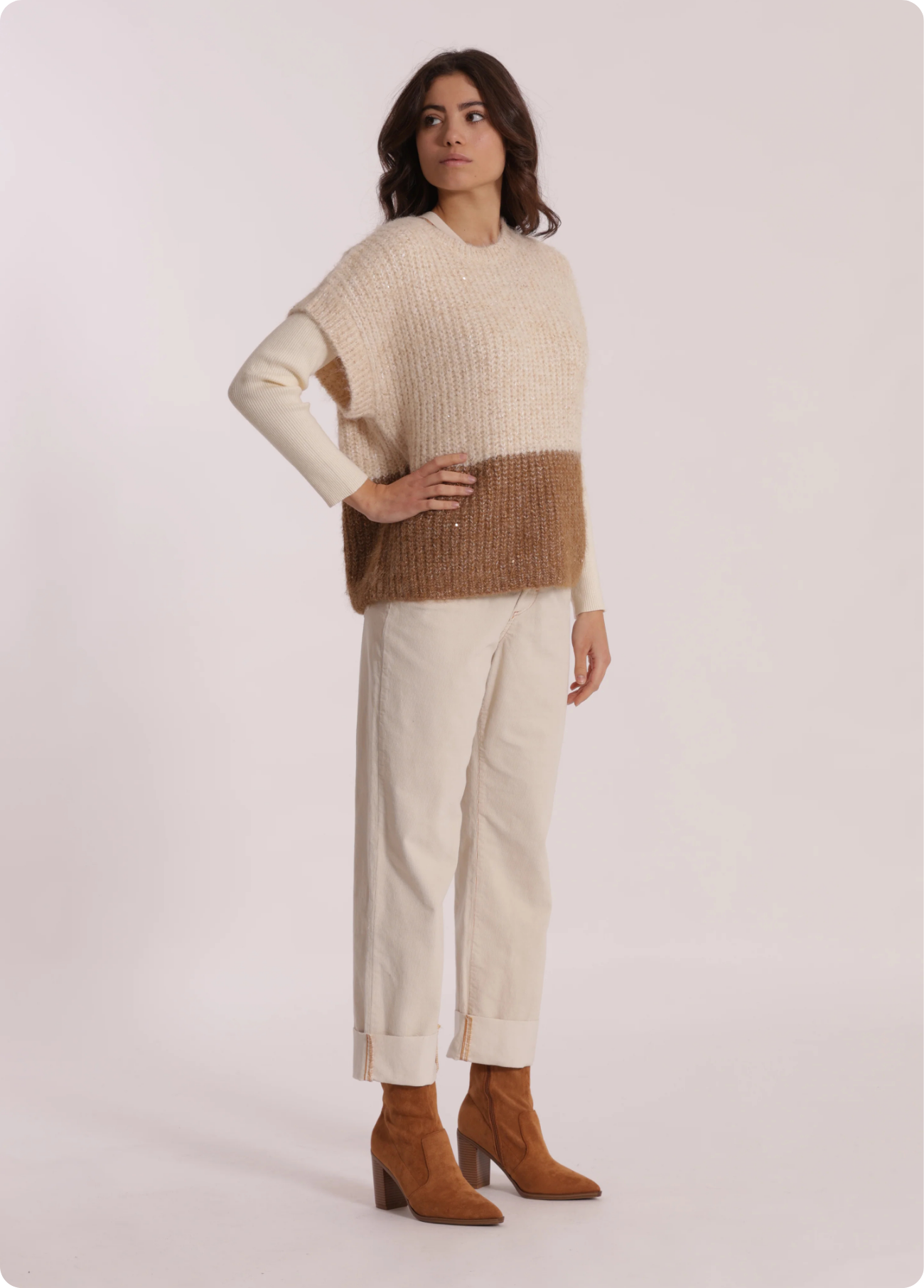 CALÇAS CROPPED COM PUNHOS EM VELUDO COSTURADO - MIMI MUA
