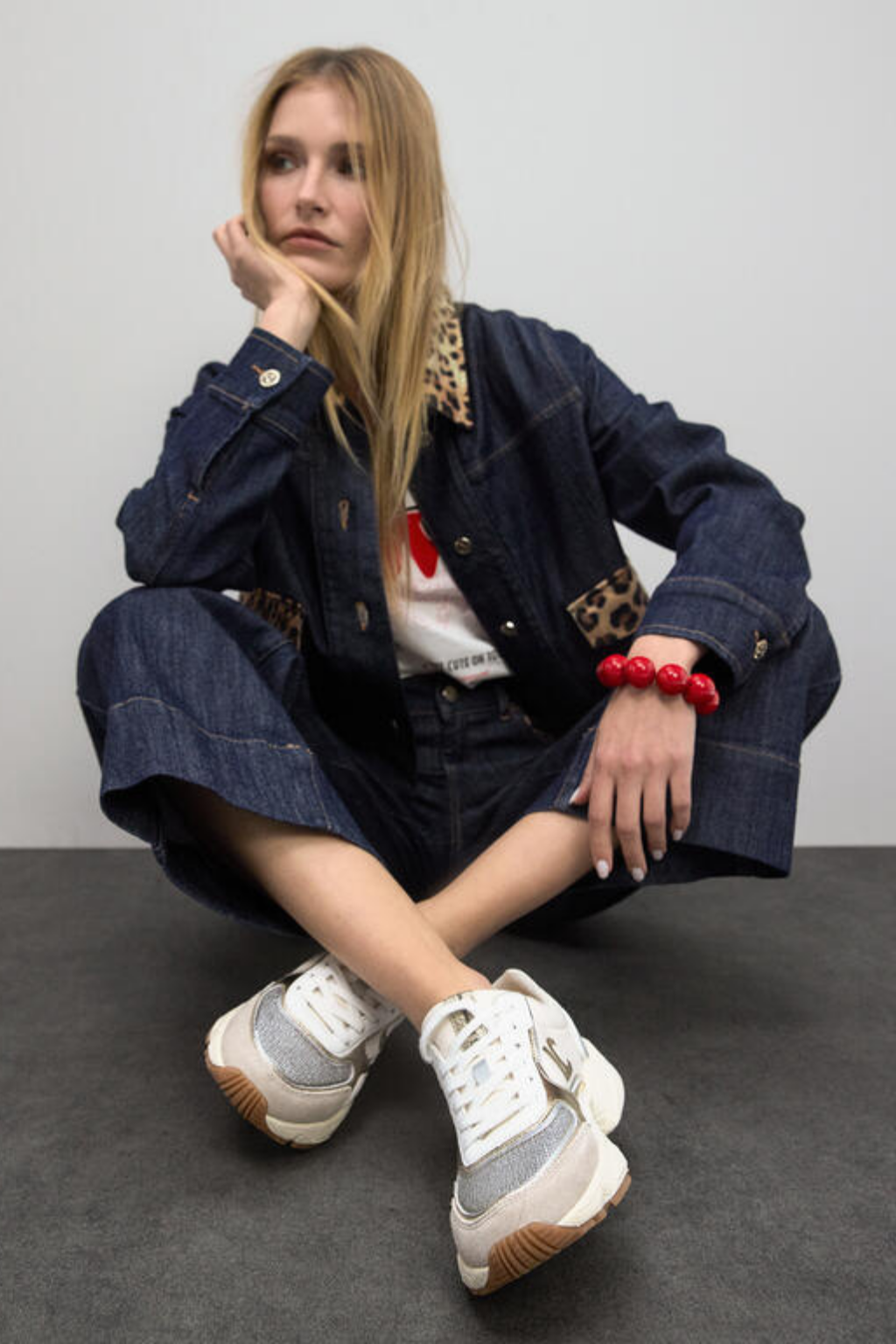 TÉNIS COM SOLA TIPO RUNNING BRANCO E DOURADO - LOLA CASADEMUNT