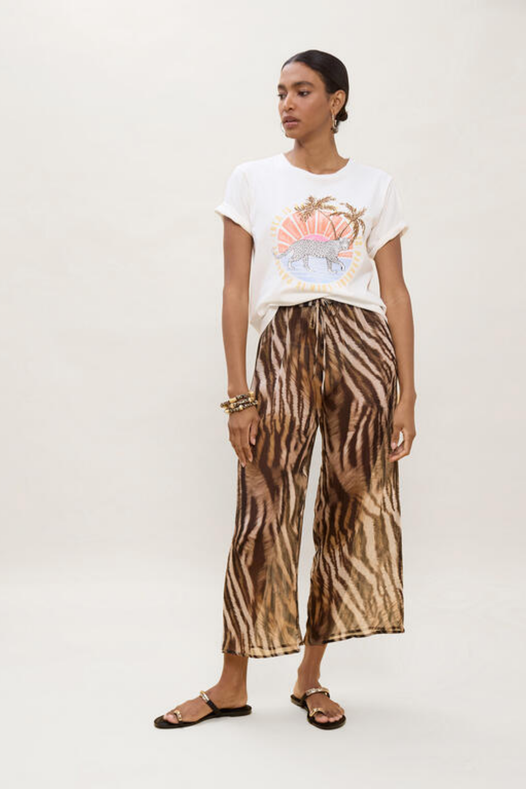 T-SHIRT BRANCA COM ESTAMPA TROPICAL ANIMAL - LOLA CASADEMUNT