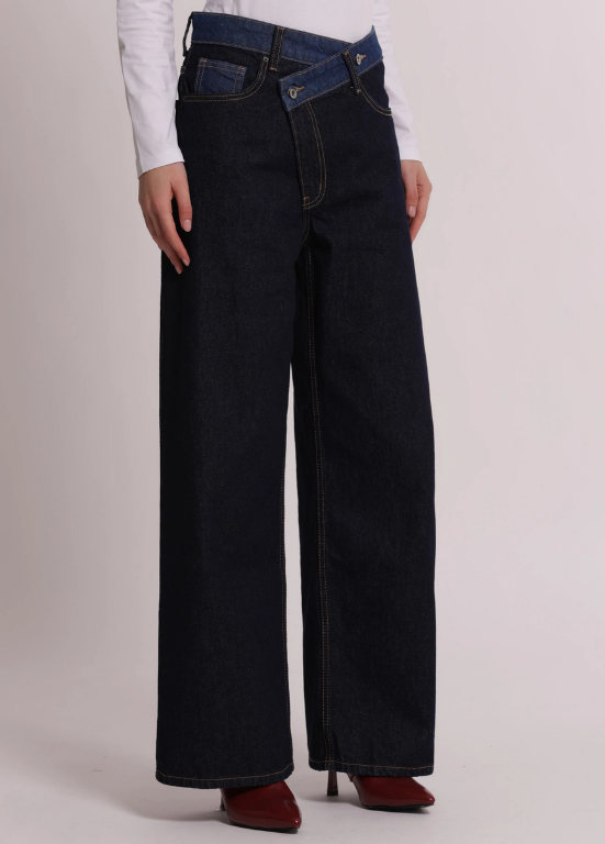 JEANS DE GANGA ESCURA , PERNA LARGA COM CINTURA CRUZADA - MIMI MUA