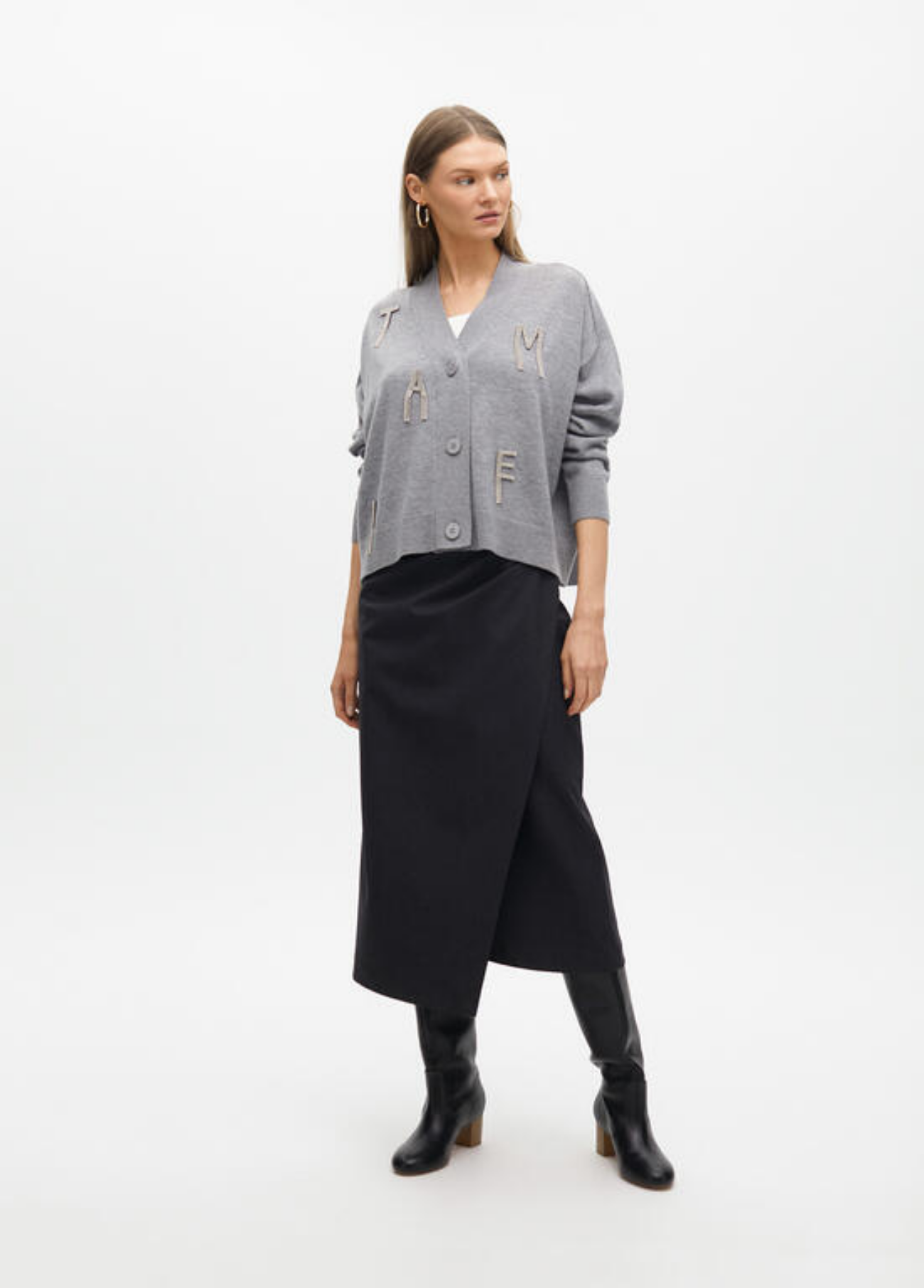 #### CARDIGAN CINZA OVERSOZED COM LETRAS EM STRASS - LOLA CASADEMUNT BY MAITE