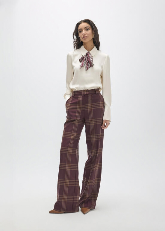 CAMISA REGULAR COM GOLA DE LENÇO COM MONOGRAMA EM CORRENTE BY MAITE - LOLA CASADEMUNT