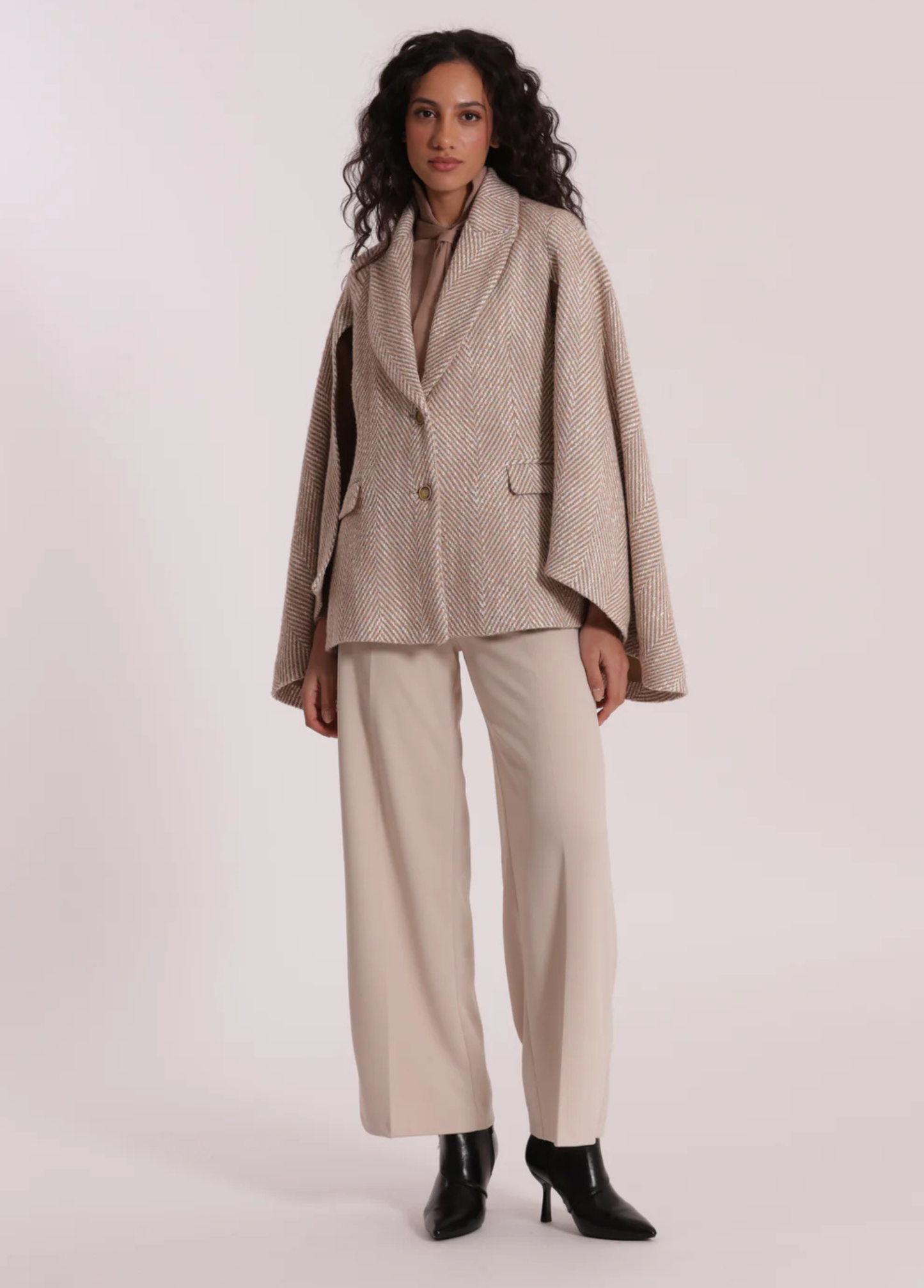 CASACO CAPA BEGE COM ESTAMPA ESPINHA DE PEIXE - MIMI MUA