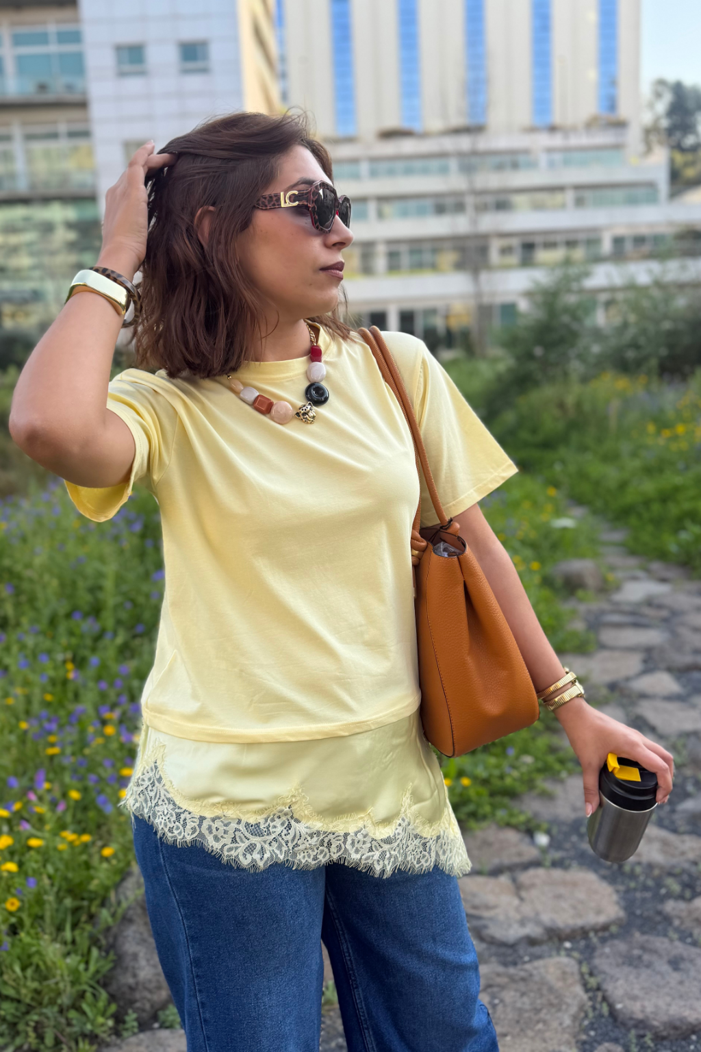 T-SHIRT COM PORMENOR TECIDO ACETINADA E RENDA - ALIBY