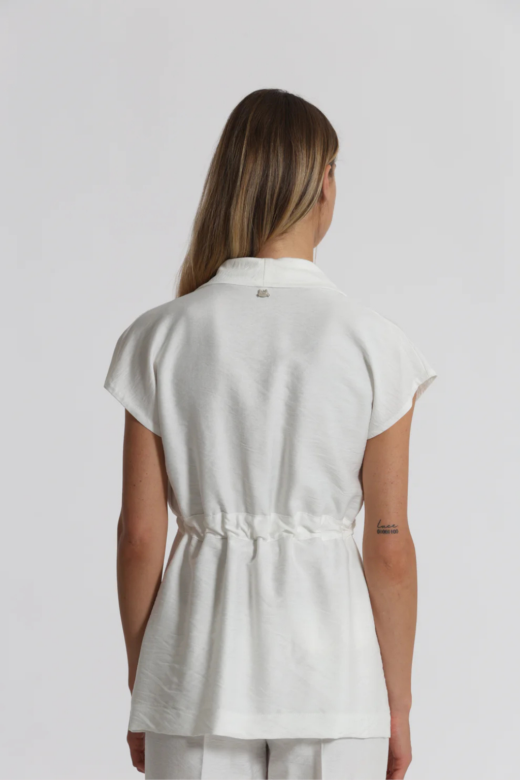 COLETE COM DETALHES DE TACHAS - MIMI MUA