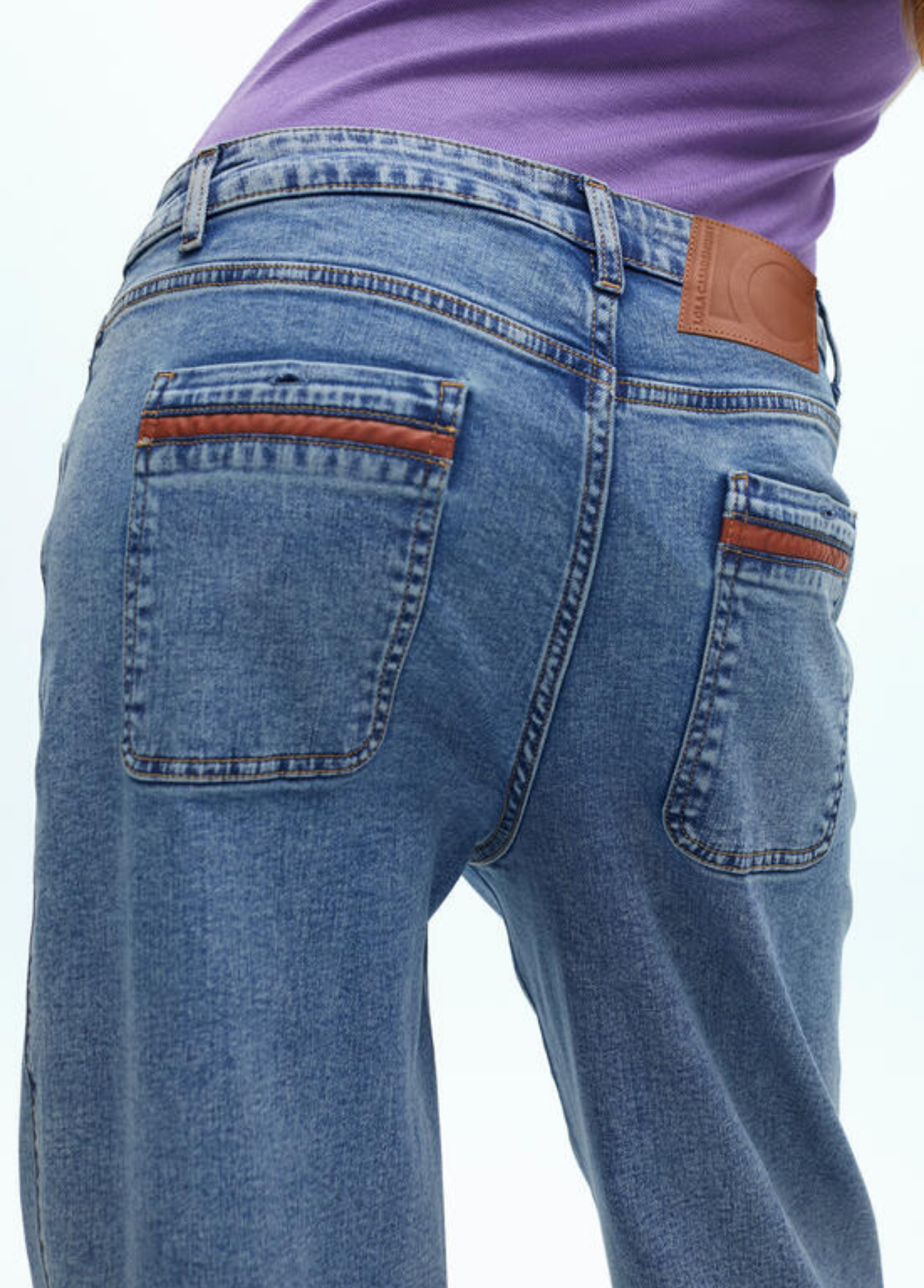 JEANS PERNA RETA COM PUNHO VIRADO E DETALHE DE BOTÃO - LOLA CASADEMUNT