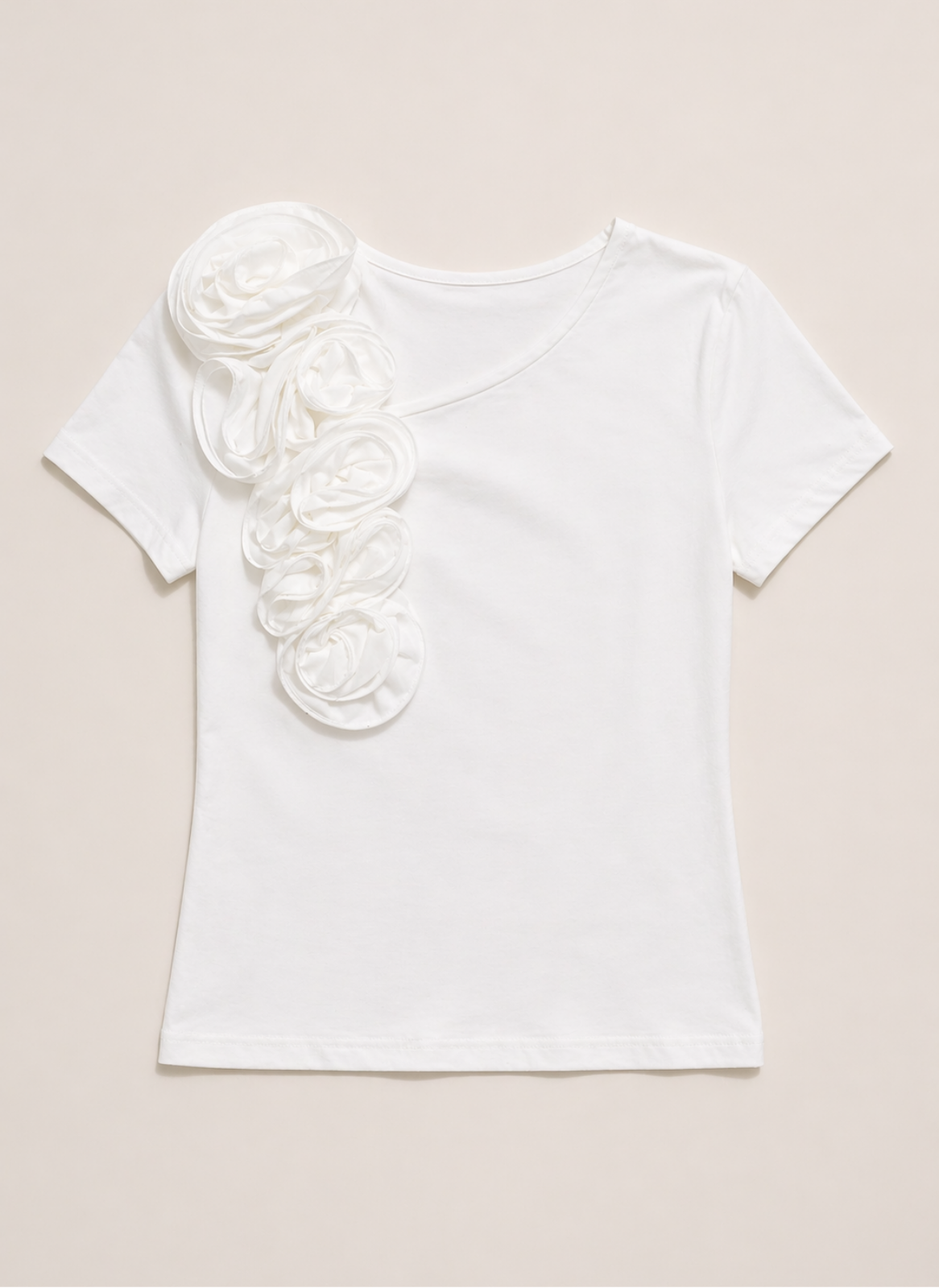 T-SHIRT EM ALGODÃO COM DECOTE ASSIMÉTRICO E DETALHES FLORAIS - ALIBY