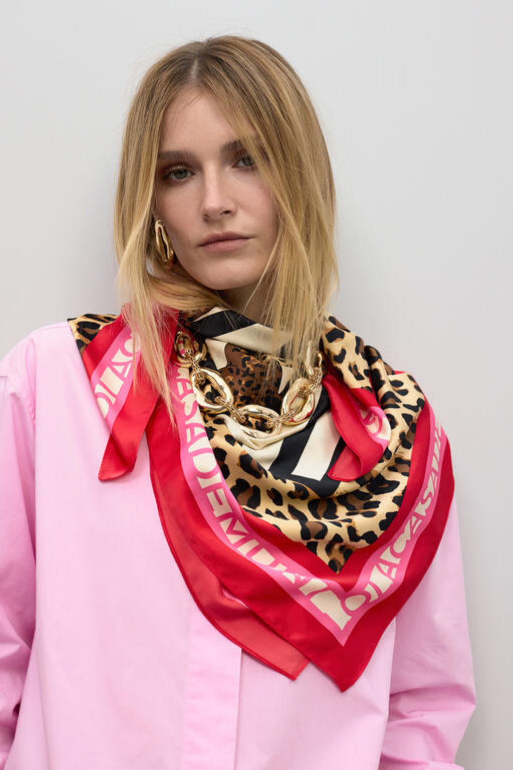 LENÇO DE CETIM COM ESTAMPADO DE RISCAS E LEOPARDO 70* - LOLA CASADEMUNT