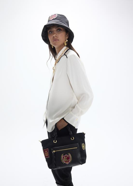 MALA EM NYLON PRETA COM EMBLEMA LC - LOLA CASADEMUNT