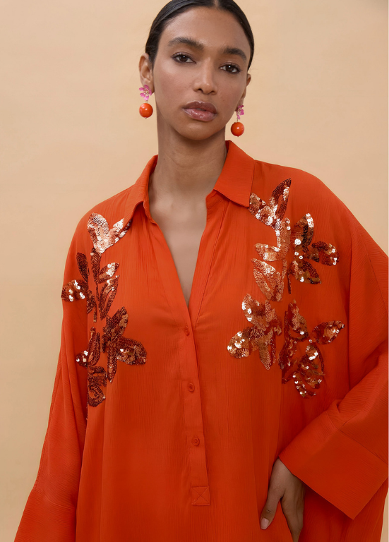CAMISA OVERSIZE LARANJA COM LANTEJOULAS NOS OMBROS - LOLA CASADEMUNT