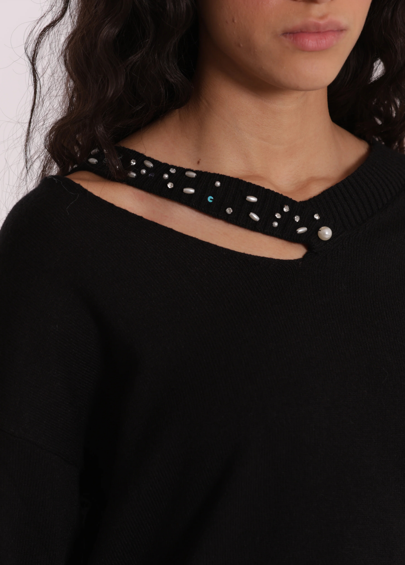 CAMISOLA DE MALHA DECOTE EM V E STRASS - MIMI MUA